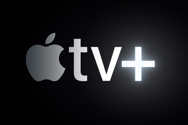 Siyah arka plan üzerinde Apple TV+ logosu, Apple logosunun ardından tv harfleri ve parlayan bir artı işareti yer alıyor.