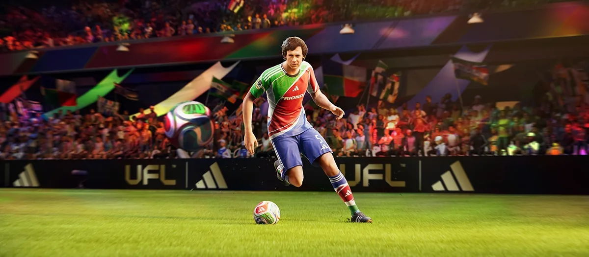 Renkli formalı bir futbolcu, arka planda canlı bir kalabalık ve pankartların olduğu bir maç sırasında parlak ışıklı bir sahada top sürüyor. Stadyum duvarı boyunca UFL logoları görülüyor.