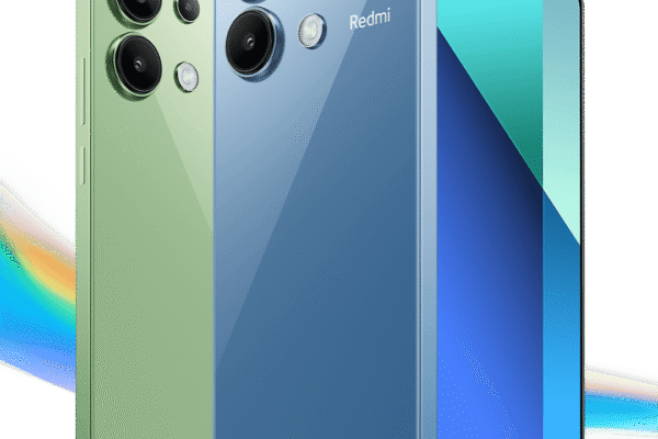 Biri yeşil diğeri mavi olmak üzere iki akıllı telefon gösteriliyor. Mavi telefon üçlü kamera ve Redmi markasıyla arka tarafı gösterirken, yeşil telefon açılıdır. Ekranlar büyük ve çerçevesiz.